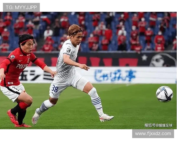 岐阜足球队迎战熊本深红队全力争胜展现球队风采 岐阜足球队迎战熊本深红队全力争胜展现球队风采